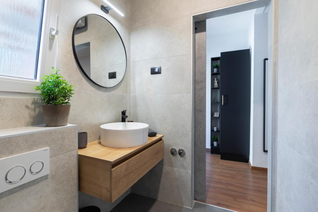 Deluxe Rooms And Apartments Korzo พูลา ภายนอก รูปภาพ