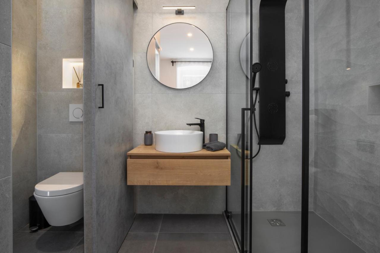 Deluxe Rooms And Apartments Korzo พูลา ภายนอก รูปภาพ