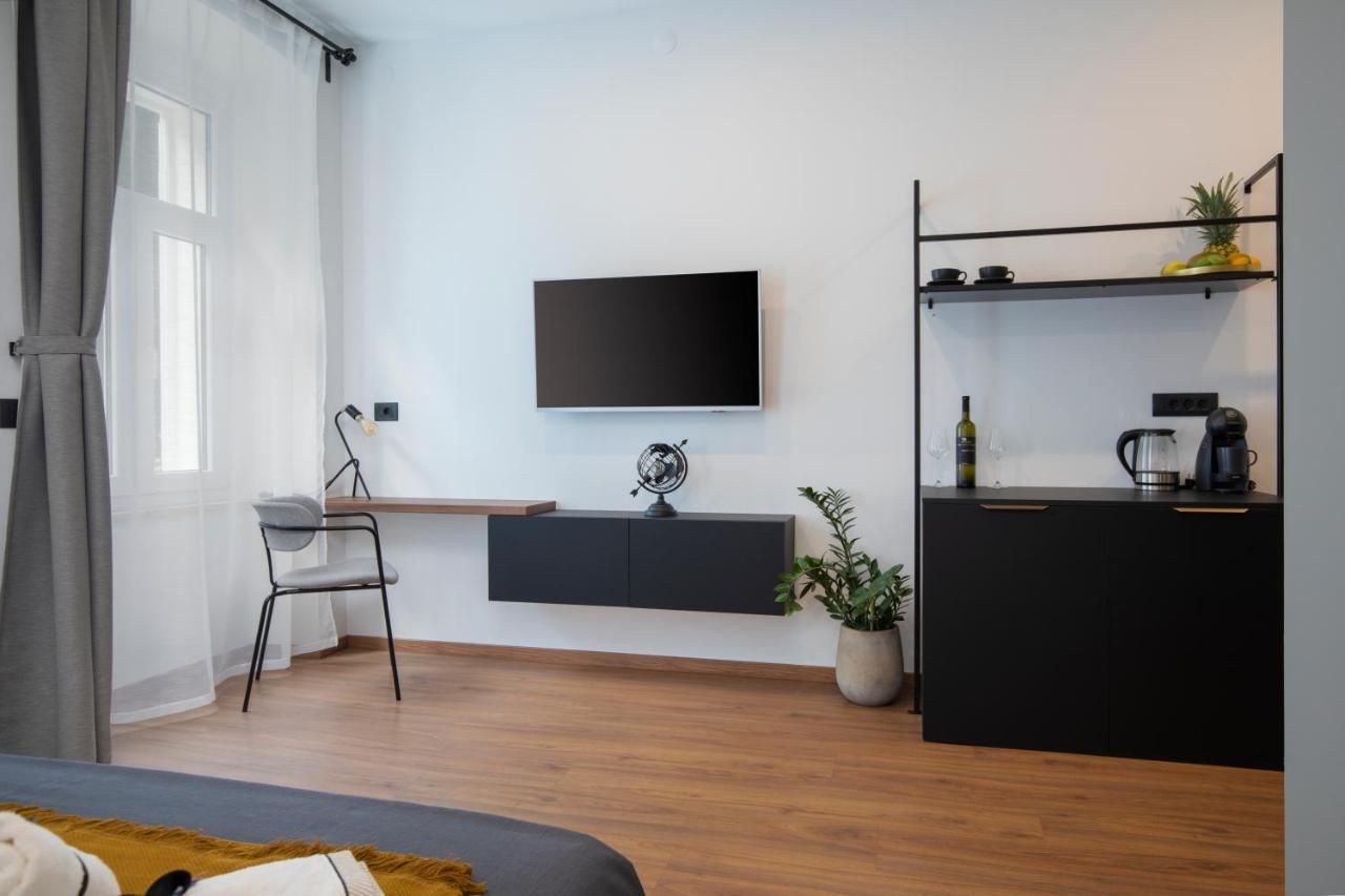Deluxe Rooms And Apartments Korzo พูลา ภายนอก รูปภาพ